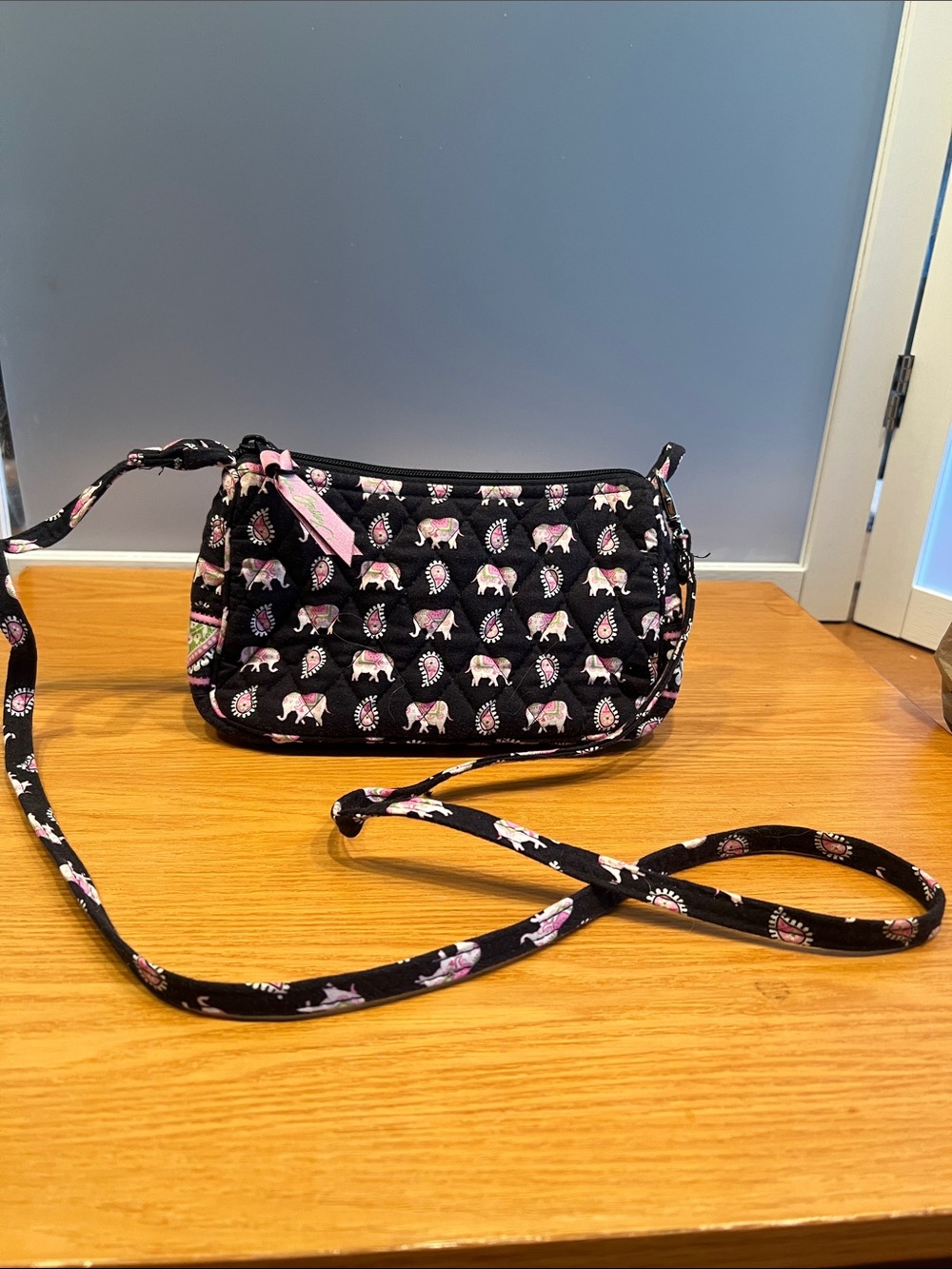 VERA BRADLEY Amy Small Cross Body PINK ELEPHANTS Rare, Retired - Picture 1 of 7